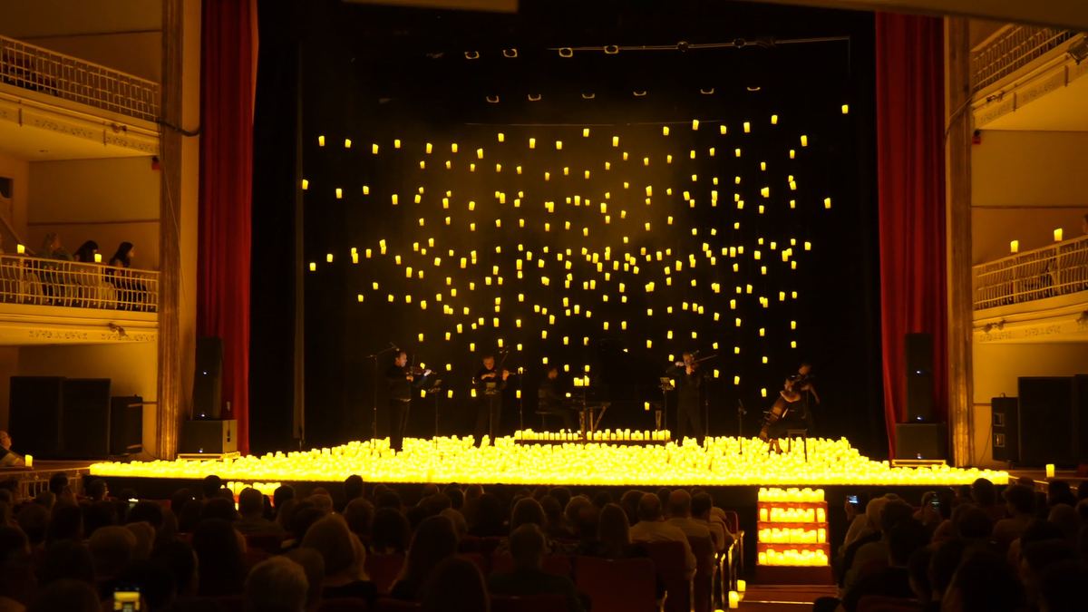 Teatro histórico com o palco tomado de velas