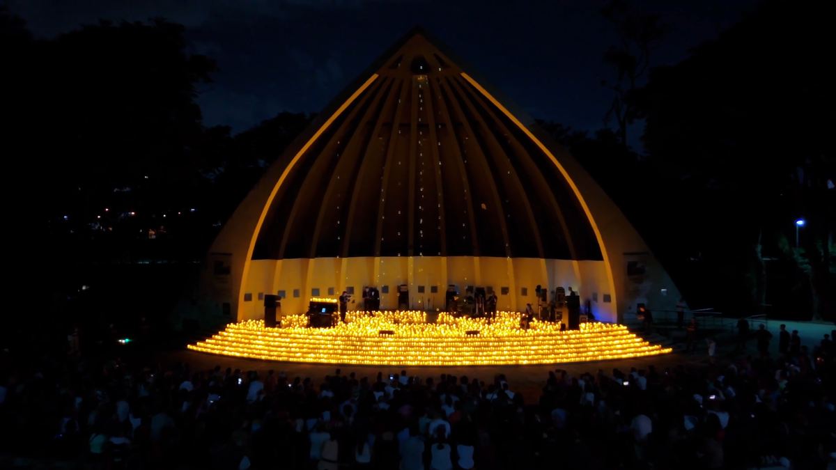 Concha acústica ao ar livre iluminada por velas